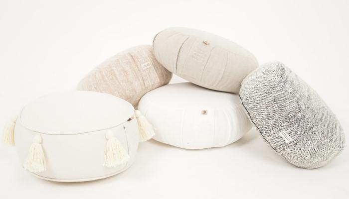 Pět kulatých meditačních polštářů Zafu v různých barvách